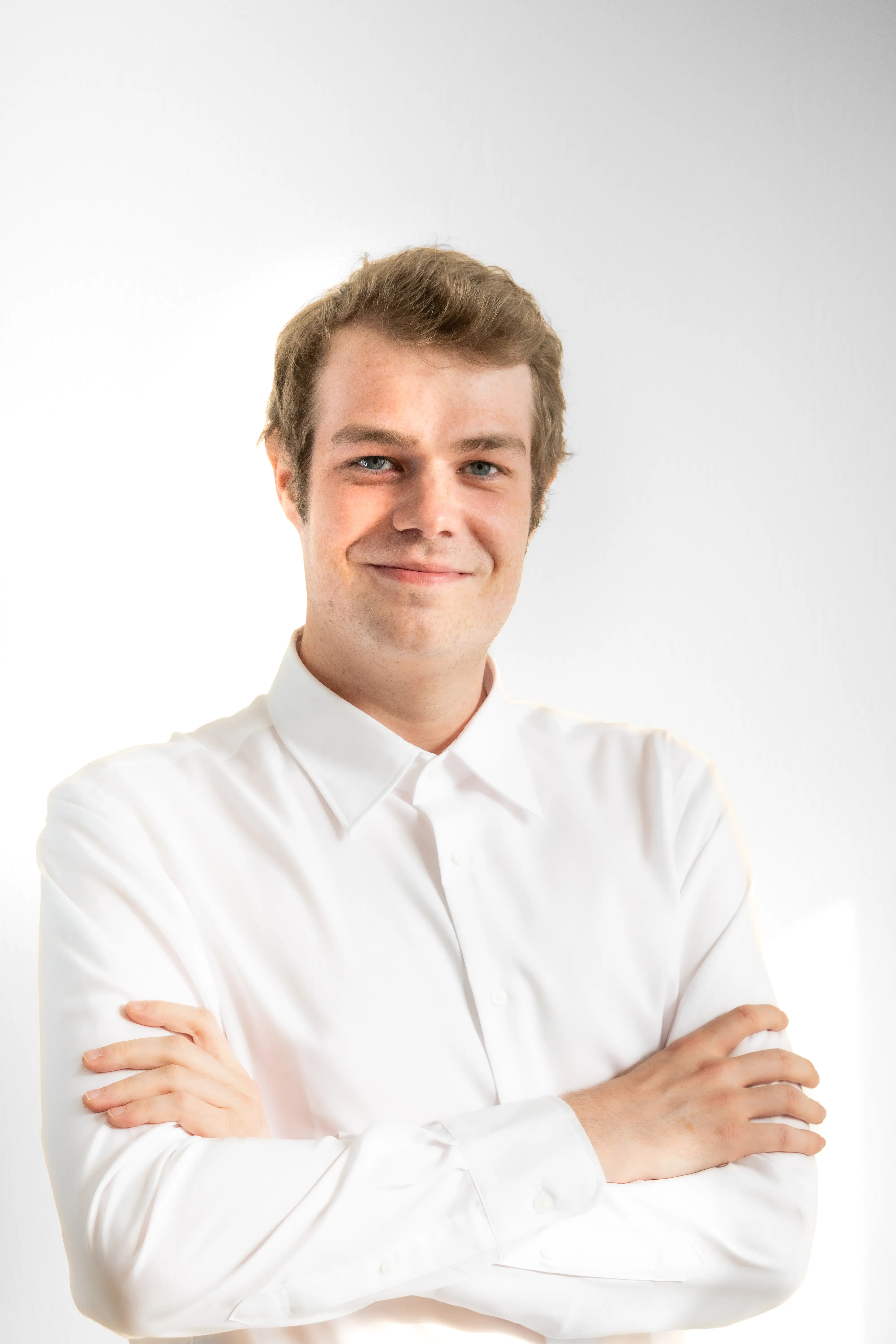Professionelles Portrait eines Software Engineers im Arbeitsumfeld