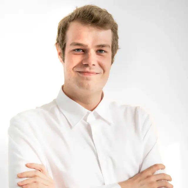 Professionelles Portrait eines Software Engineers im Arbeitsumfeld